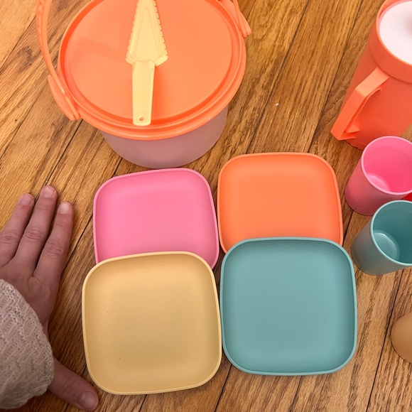 Tupperware - Picture 4 of 6